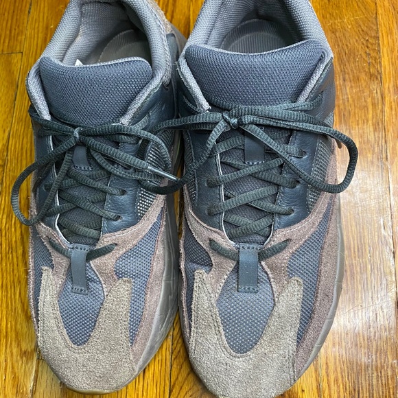 Yeezy 700 - Picture 9 of 10